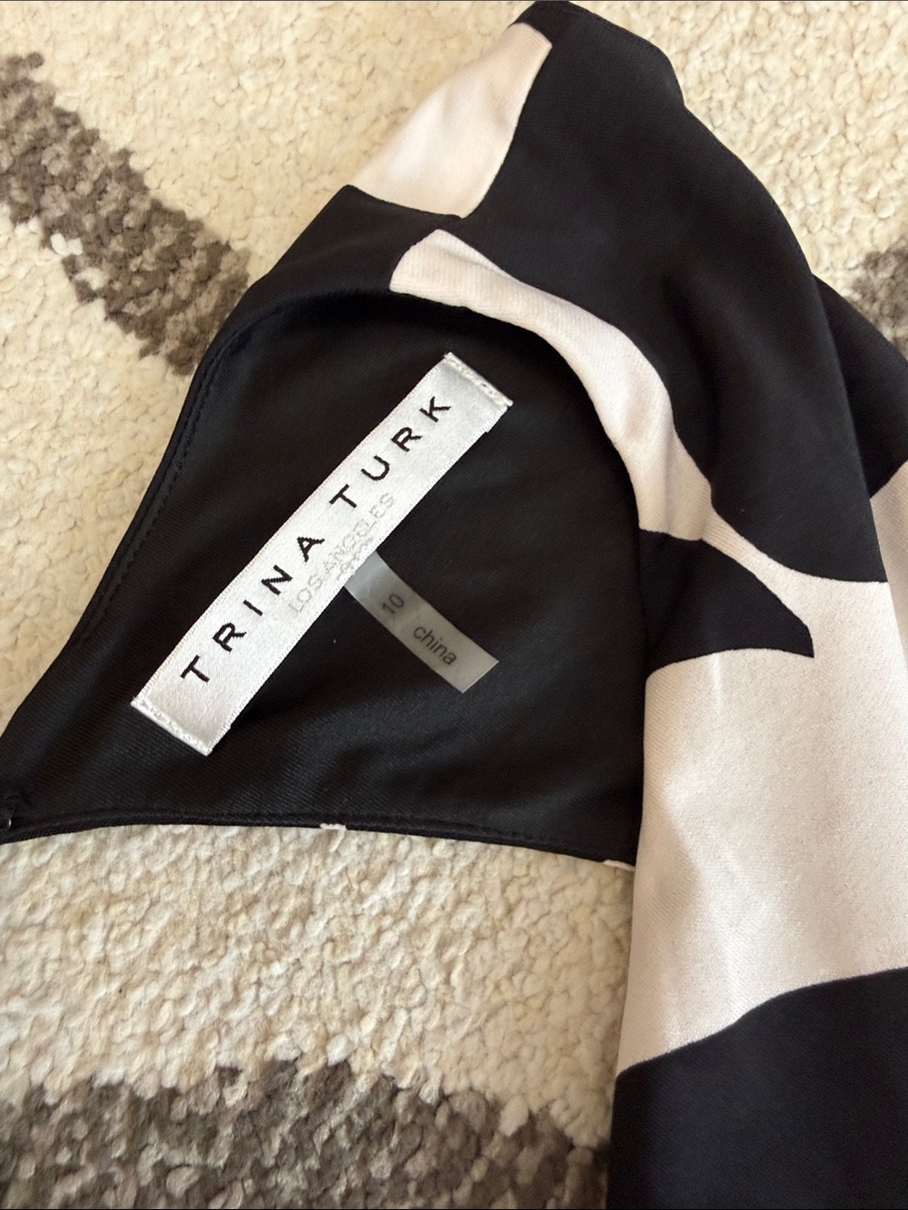 Trina Turk Black & White Abstract Sleeveless Shift Dress - Picture 9 of 10